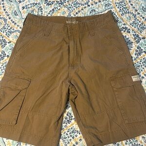 Mens sz.32 NWOT Wrangler cargo shorts